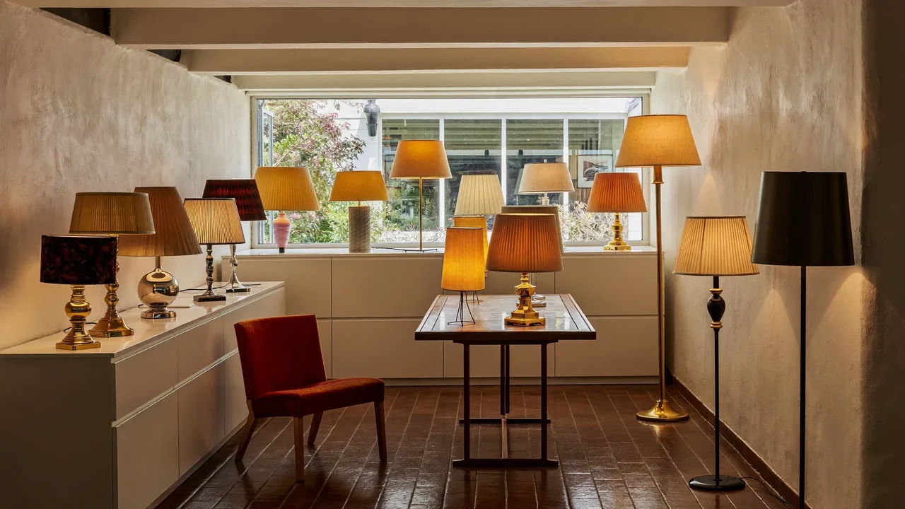 Intérieur d’une petite boutique de luminaires à Nice, abat-jour allumés sur les étagères